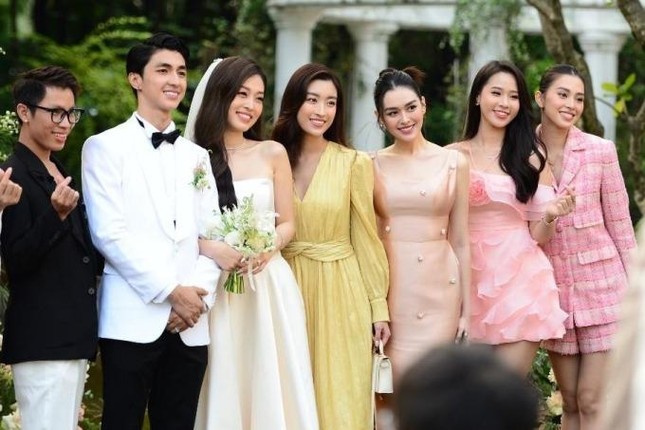 Chiếc váy vàng nhạt cũng được Đỗ Mỹ Linh tận dụng (Ảnh: FBNV) Chiếc váy vàng nhạt cũng được Đỗ Mỹ Linh tận dụng (Ảnh: FBNV)