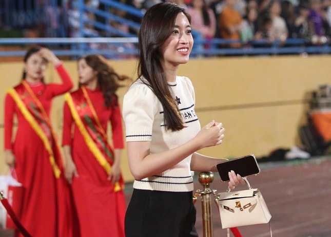 Đỗ Mỹ Linh ăn mặc giản dị sau khi về làm dâu nhà bầu Hiển - Ảnh 2 Đỗ Mỹ Linh ăn mặc giản dị sau khi về làm dâu nhà bầu Hiển - Ảnh 2