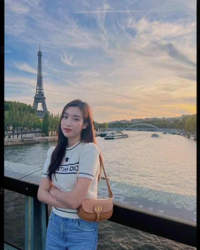 Dù nổi tiếng, làm dâu hào môn nhưng Đỗ Mỹ Linh vẫn chuộng style thanh lịch, giản dị (Ảnh: FBNV) Dù nổi tiếng, làm dâu hào môn nhưng Đỗ Mỹ Linh vẫn chuộng style thanh lịch, giản dị (Ảnh: FBNV)