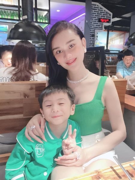 Lâm Khánh Chi và con trai ruột (Ảnh: FBNV) Lâm Khánh Chi và con trai ruột (Ảnh: FBNV)