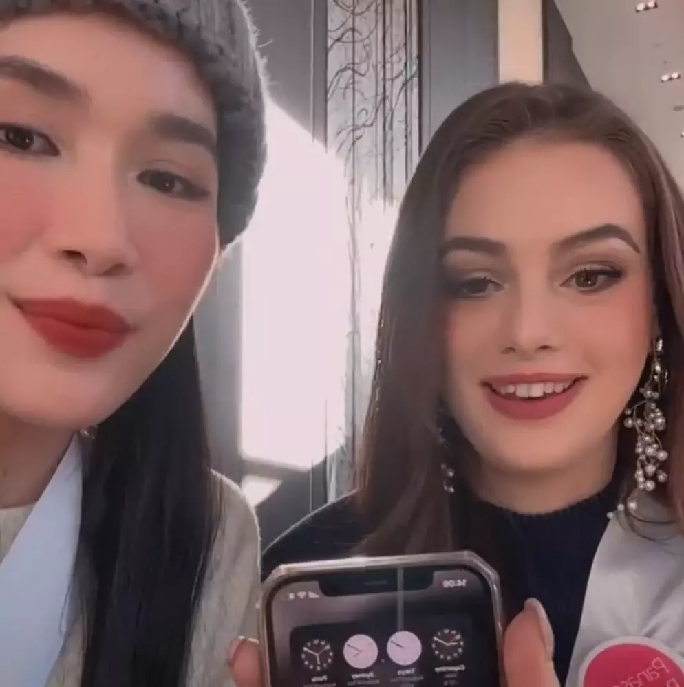 Phương Anh trò chuyện bằng tiếng Pháp với bạn thi tại Miss International 2022 (Ảnh: Chụp màn hình)