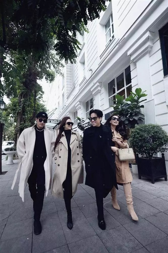 Đình Tú - Huyền Lizzie đứng cạnh nhau trong ảnh (Ảnh: FBNV) Đình Tú - Huyền Lizzie đứng cạnh nhau trong ảnh (Ảnh: FBNV)