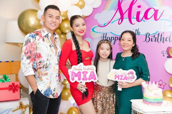 Lý Bình chính là người kết nối gắn kết mẹ mình và bà xã (Ảnh: FBNV)