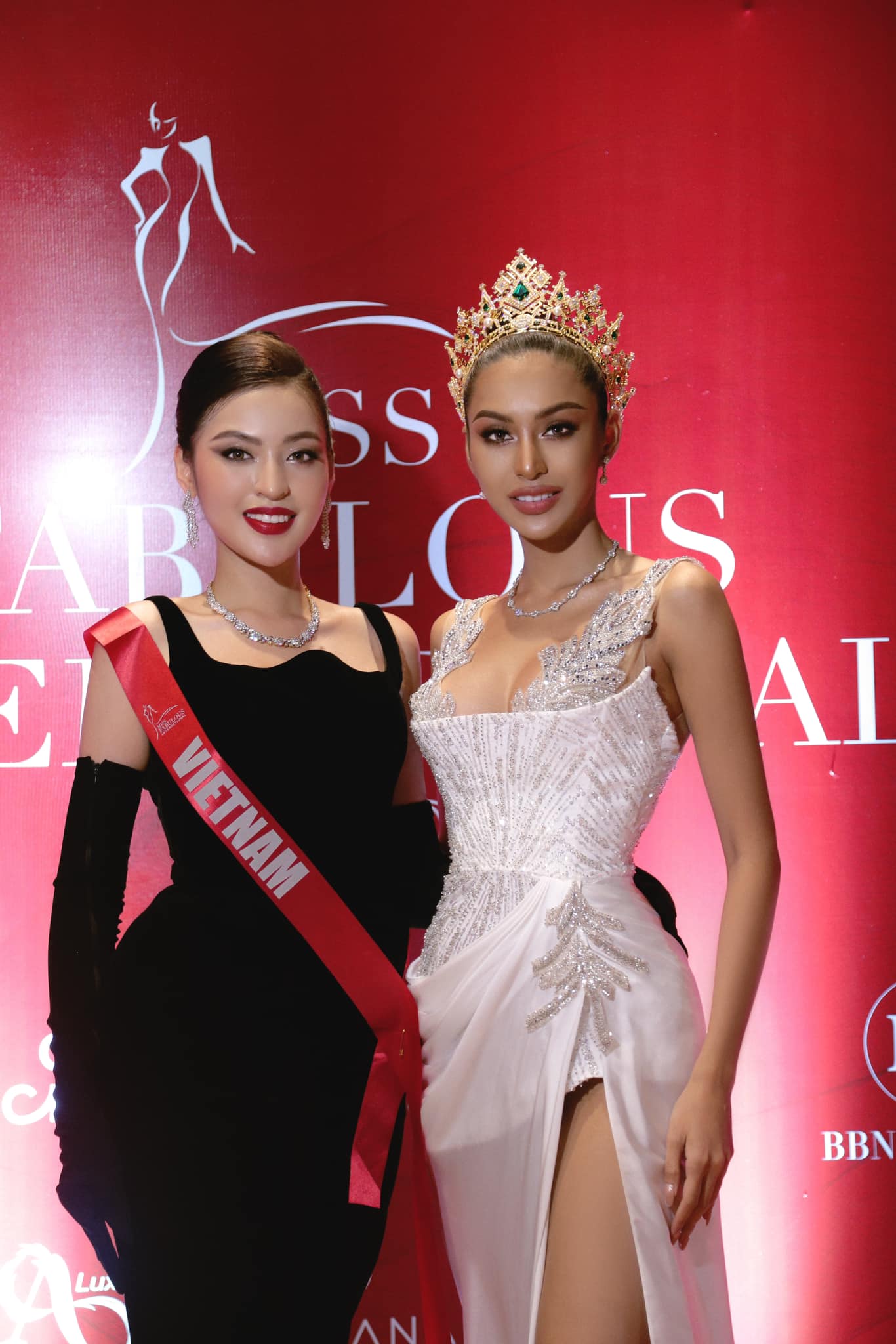 Trần Thanh Tâm 'đọ sắc' cùng đương kim Hoa hậu (Ảnh: FBNV)