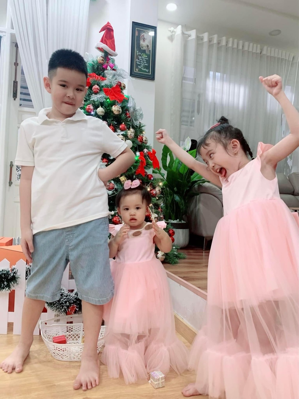 3 con của Vy Oanh được mẹ chỉ đạo từ xa để trang trí cây thông Noel (Ảnh: FBNV)