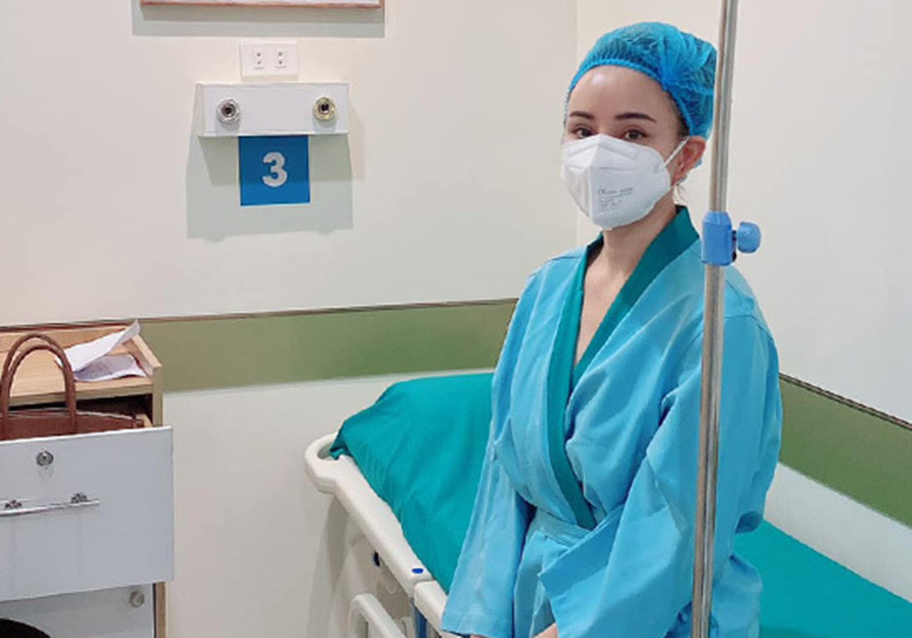 Ca sĩ Vy Oanh vừa hoàn thành ca mổ tuyến giáp (Ảnh: FBNV)