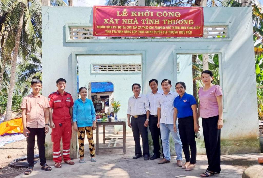 Anh Phong (thứ 2 từ trái sang) cùng chính quyền địa phương trong lễ khởi công xây dựng nhà tình thương giúp một hộ dân trên địa bàn xã Long Đức, Tp.Trà Vinh, tỉnh Trà Vinh.