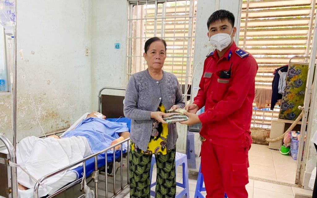 Anh Phong trao tiền vận động mạnh thường quân hỗ trợ giúp chú xe ôm bị đối tượng cướp chém trọng thương tại thị xã Duyên Hải, tỉnh Trà Vinh.