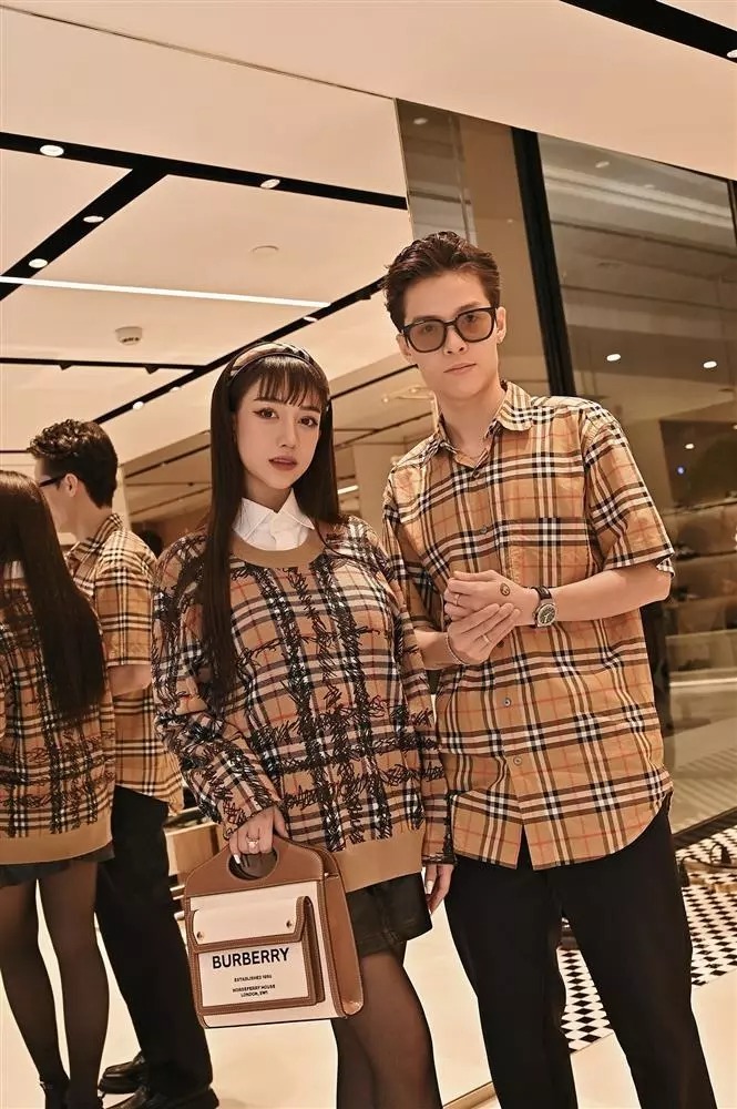 Con gái Minh Nhựa và ông xã (Ảnh: FBNV) Con gái Minh Nhựa và ông xã (Ảnh: FBNV)