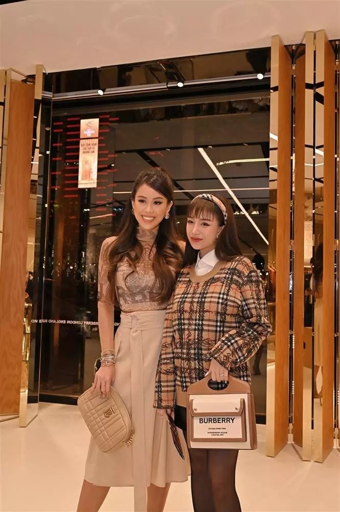 Tiên Nguyễn chụp hình cùng với con gái Minh Nhựa (Ảnh: FBNV) Tiên Nguyễn chụp hình cùng với con gái Minh Nhựa (Ảnh: FBNV)