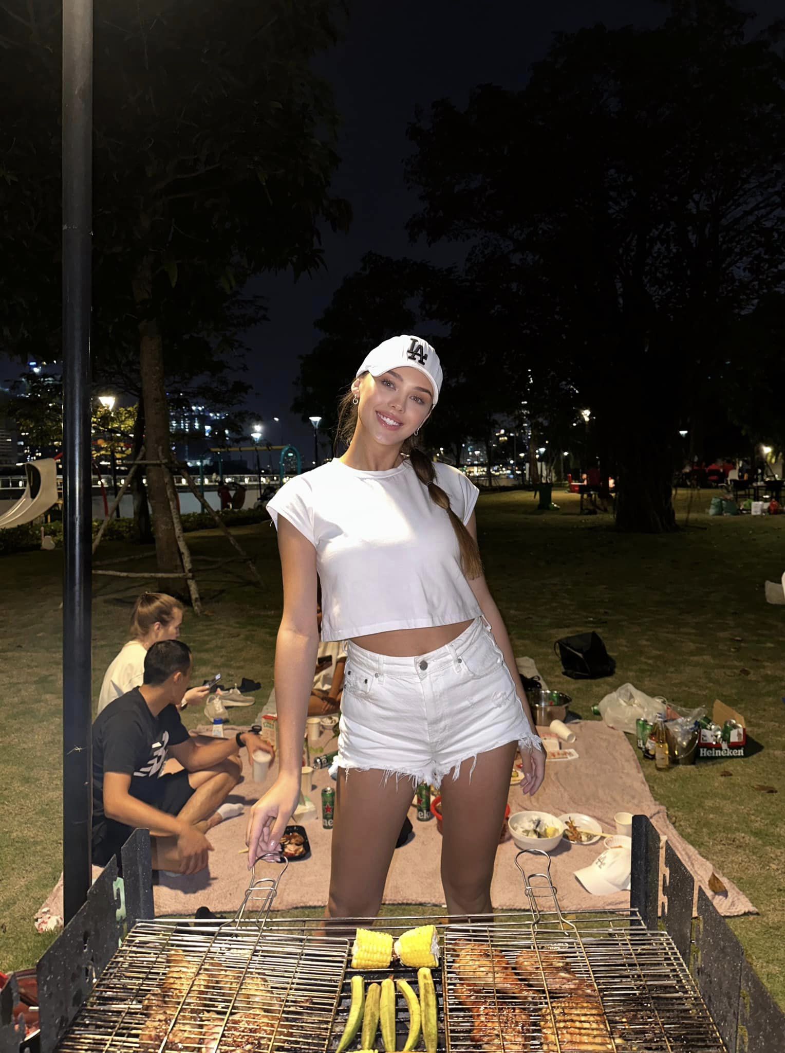 Dù mới sinh nhưng vợ của Bùi Tiến Dũng không kiêng cữ như nhiều mẹ bỉm sữa khác (Ảnh: FBNV)