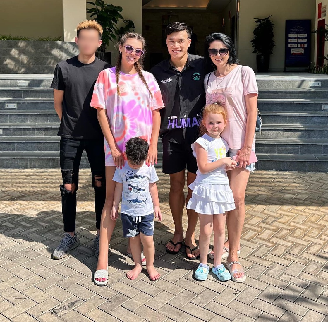 Mẹ và em của vợ Bùi Tiến Dũng đang có những ngày đáng nhớ ở Việt Nam (Ảnh: FBNV)