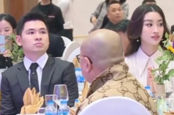 Nhan sắc của Hoa hậu Đỗ Mỹ Linh qua camera thường khiến nhiều người chú ý (Ảnh: Chụp màn hình) Nhan sắc của Hoa hậu Đỗ Mỹ Linh qua camera thường khiến nhiều người chú ý (Ảnh: Chụp màn hình)