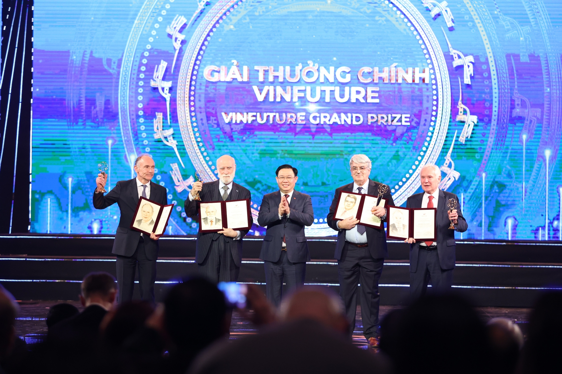 Giải thưởng chính VinFuture 2022 trị giá 3 triệu USD được trao cho 5 nhà khoa học phát minh ra công nghệ mạng toàn cầu.