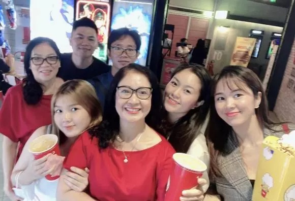 Cả nhà diễn viên Lê Phương rủ nhau đi xem phim (Ảnh: FBNV) Cả nhà diễn viên Lê Phương rủ nhau đi xem phim (Ảnh: FBNV)