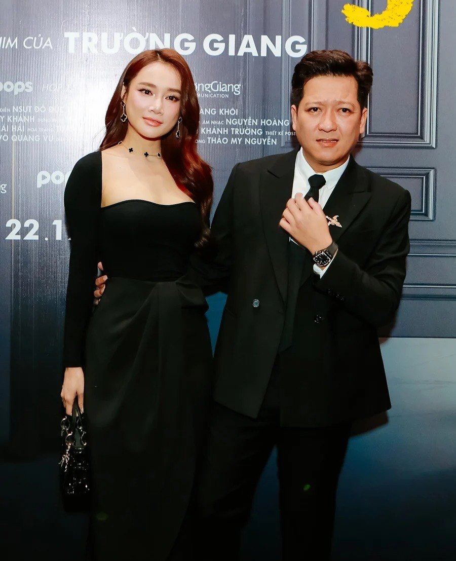 Vợ chồng Nhã Phương - Trường Giang xuất hiện tại buổi Họp báo ra mắt Chủ tịch giao hàng (Ảnh: FBNV)