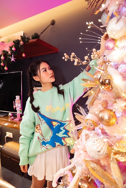 Ngọc Thanh Tâm tự tay trang trí cây thông Noel (Ảnh: FBNV) Ngọc Thanh Tâm tự tay trang trí cây thông Noel (Ảnh: FBNV)