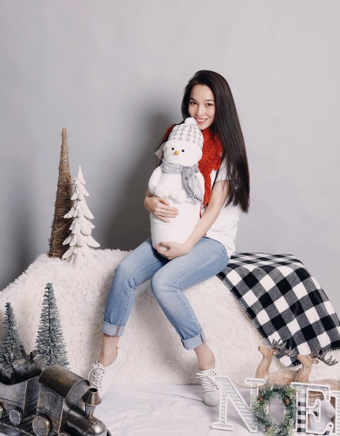 Hiền Thục và bố mẹ hào hứng đón Giáng sinh (Ảnh: FBNV) Hiền Thục và bố mẹ hào hứng đón Giáng sinh (Ảnh: FBNV)