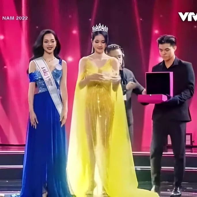 Khoảnh khắc hớ hênh của Á hậu Phương Anh trên sóng truyền hình (Ảnh: Chụp màn hình) Khoảnh khắc hớ hênh của Á hậu Phương Anh trên sóng truyền hình (Ảnh: Chụp màn hình)