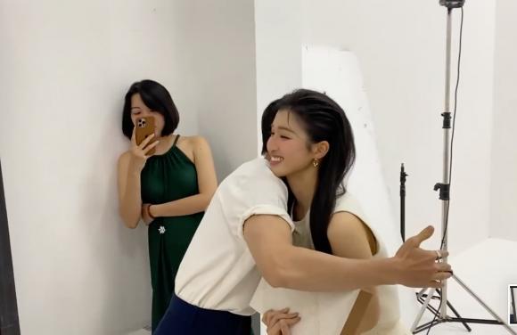 Isaac không trực tiếp ôm tay vào người Phương Nhi (Ảnh: Chụp màn hình) Isaac không trực tiếp ôm tay vào người Phương Nhi (Ảnh: Chụp màn hình)