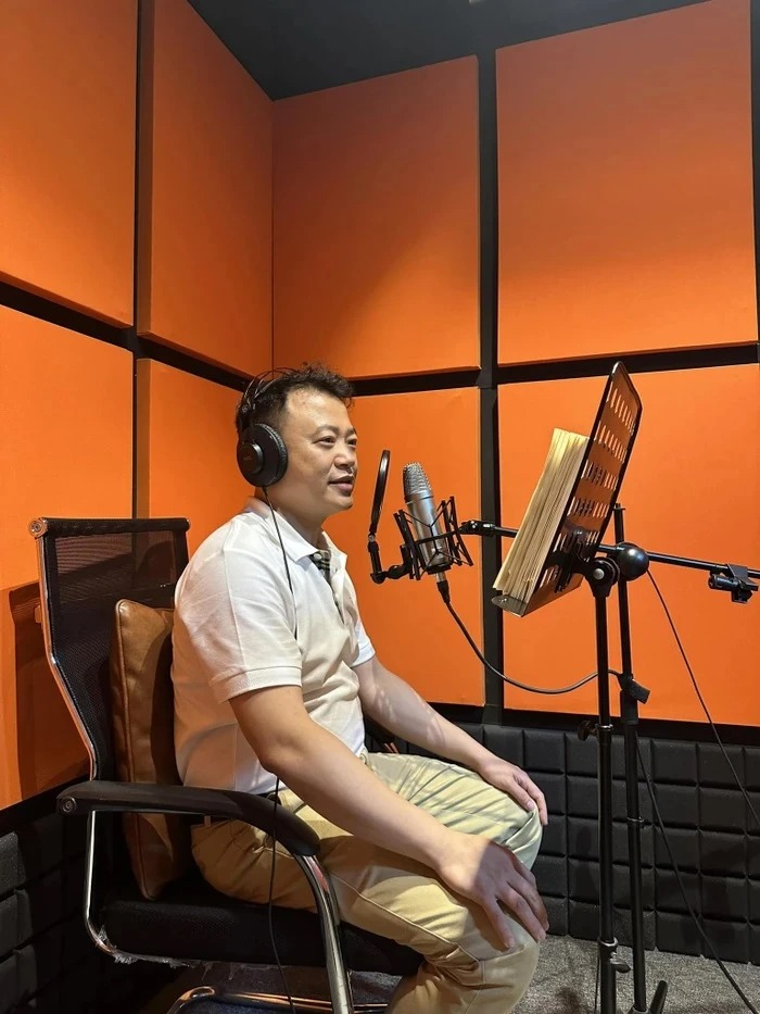 Shark Bình trong phòng thu âm (Ảnh: FBNV) Shark Bình trong phòng thu âm (Ảnh: FBNV)