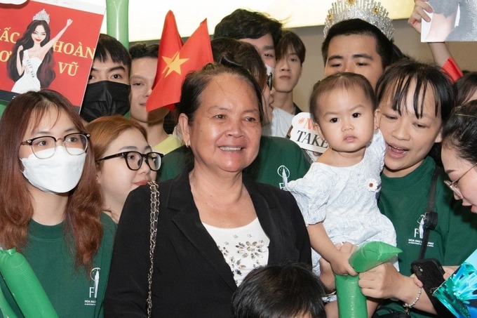 Mẹ Ngọc Châu tiễn con gái lên đường dự thi Miss Universe 2022 (Ảnh: BTC) Mẹ Ngọc Châu tiễn con gái lên đường dự thi Miss Universe 2022 (Ảnh: BTC)