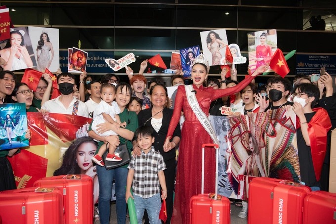 Có rất đông Hoa, Á hậu, người thân, bạn bè và fan đến tiễn Ngọc Châu lên đường dự thi Hoa hậu Hoàn vũ (Ảnh: BTC) Có rất đông Hoa, Á hậu, người thân, bạn bè và fan đến tiễn Ngọc Châu lên đường dự thi Hoa hậu Hoàn vũ (Ảnh: BTC)