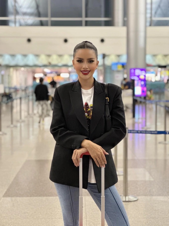 Ngọc Châu mượn chiếc áo 'vía' của mẹ để mang sang Mỹ (Ảnh: BTC) Ngọc Châu mượn chiếc áo 'vía' của mẹ để mang sang Mỹ (Ảnh: BTC)