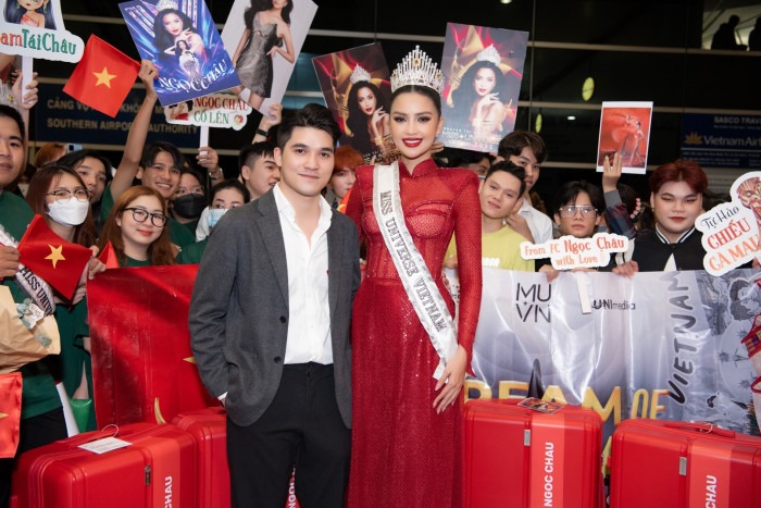 Mẹ Ngọc Châu mặc chiếc áo 'vía' tiễn con gái lên đường thi Miss Universe 2022 - Ảnh 2 Mẹ Ngọc Châu mặc chiếc áo 'vía' tiễn con gái lên đường thi Miss Universe 2022 - Ảnh 2
