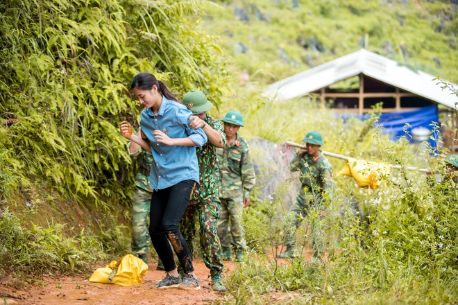 Lương Thuỳ Linh, H'Hen Niê, Đỗ Thị Hà,... là những nàng hậu tích cực đi làm từ thiện sau khi đăng quang (Ảnh: FBNV) Lương Thuỳ Linh, H'Hen Niê, Đỗ Thị Hà,... là những nàng hậu tích cực đi làm từ thiện sau khi đăng quang (Ảnh: FBNV)