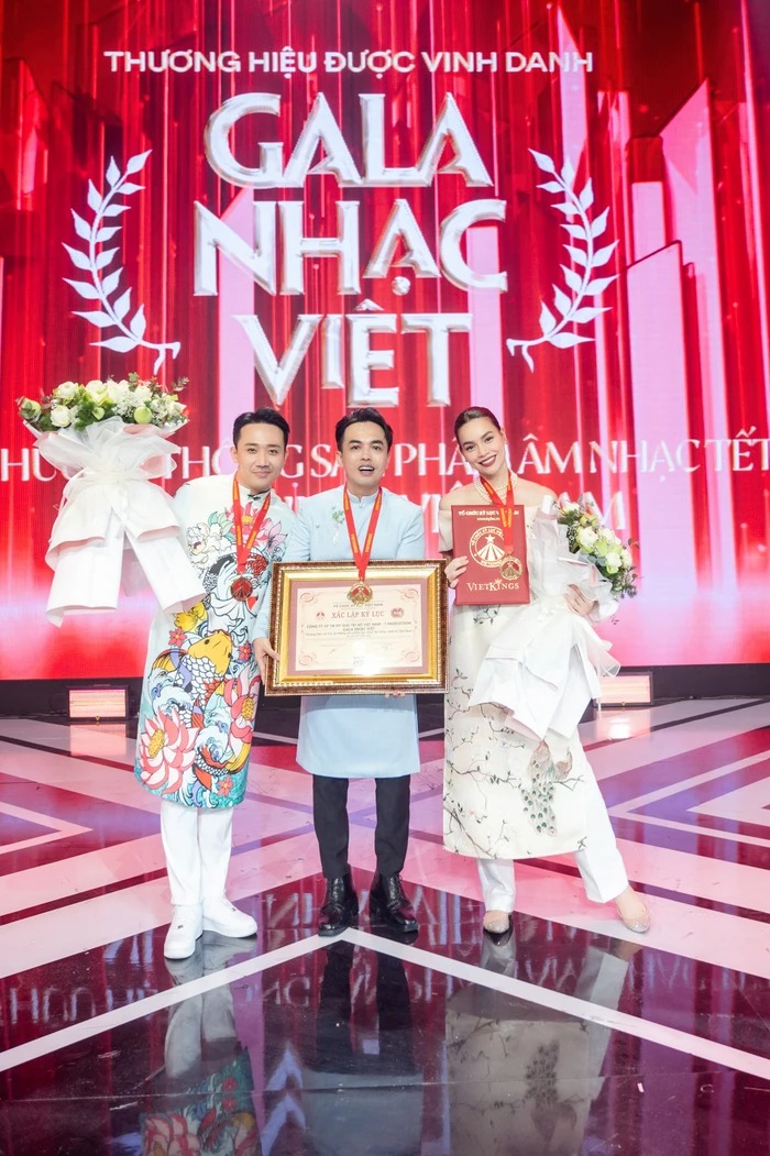 Trấn Thành - Hồ Ngọc Hà cùng đón nhận Giải thưởng mới (Ảnh: FBNV) Trấn Thành - Hồ Ngọc Hà cùng đón nhận Giải thưởng mới (Ảnh: FBNV)