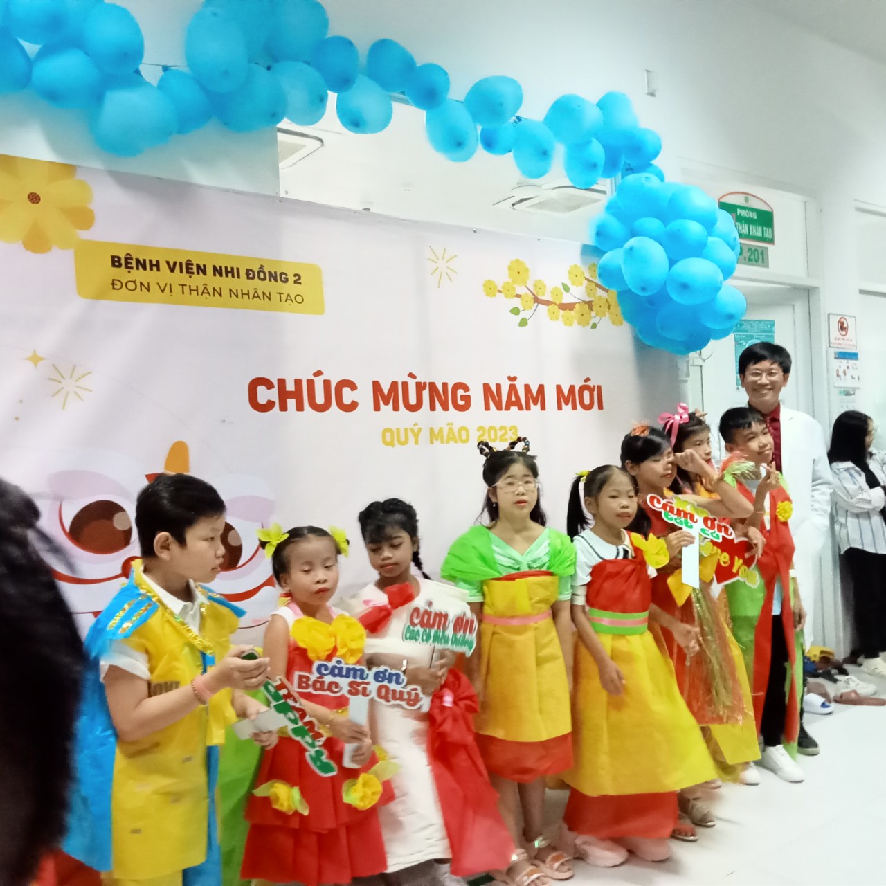 Bác sĩ Hoàng Ngọc Quý, Trưởng đơn vị Thận Nhân Tạo cùng các em sau cuộc thi biểu diễn thời trang đón năm mới.