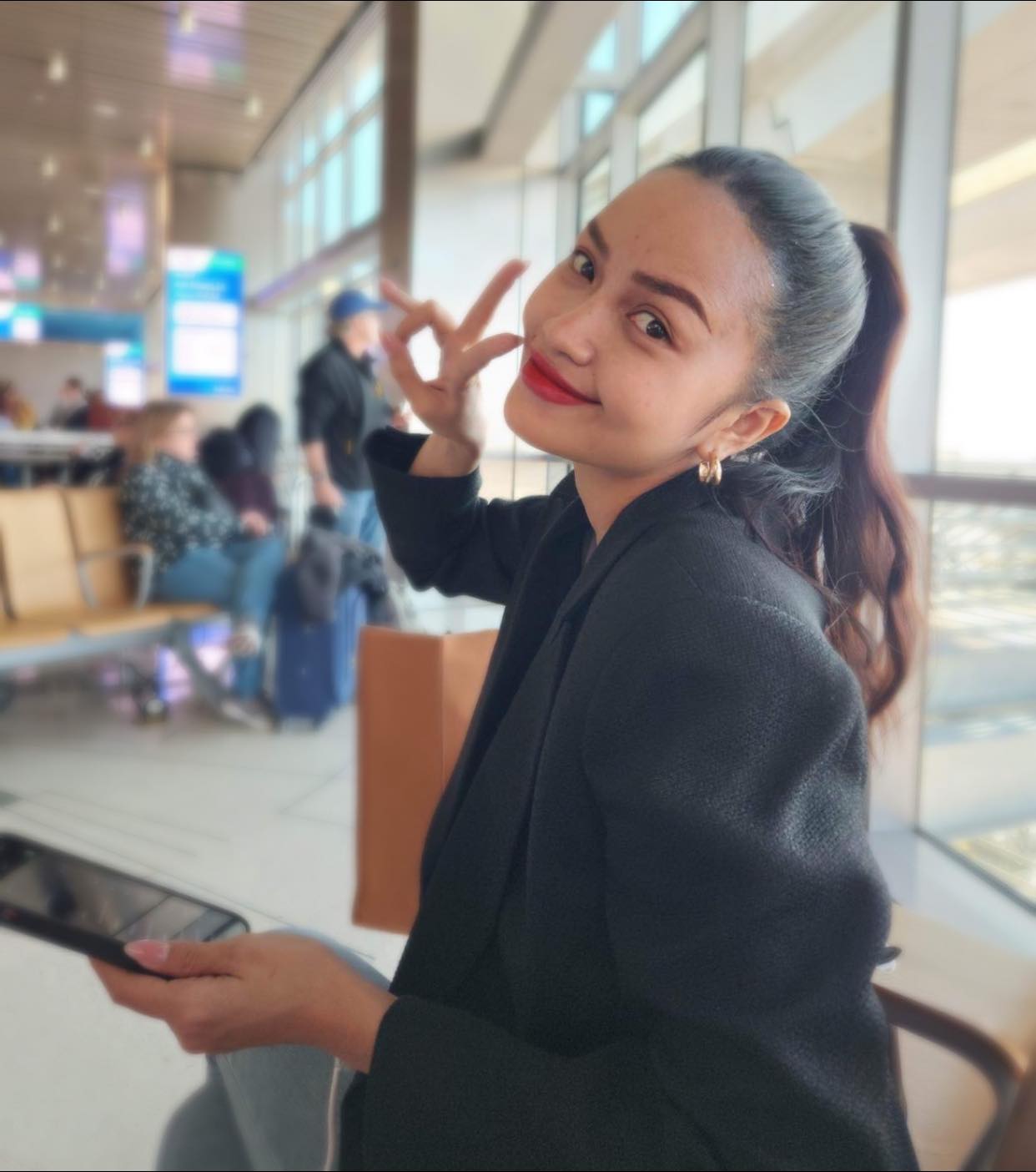 Mặc dù bay một hành trình dài nhưng Hoa hậu Ngọc Châu vẫn trông vô cùng tươi trẻ, rạng rỡ (Ảnh: FBNV)