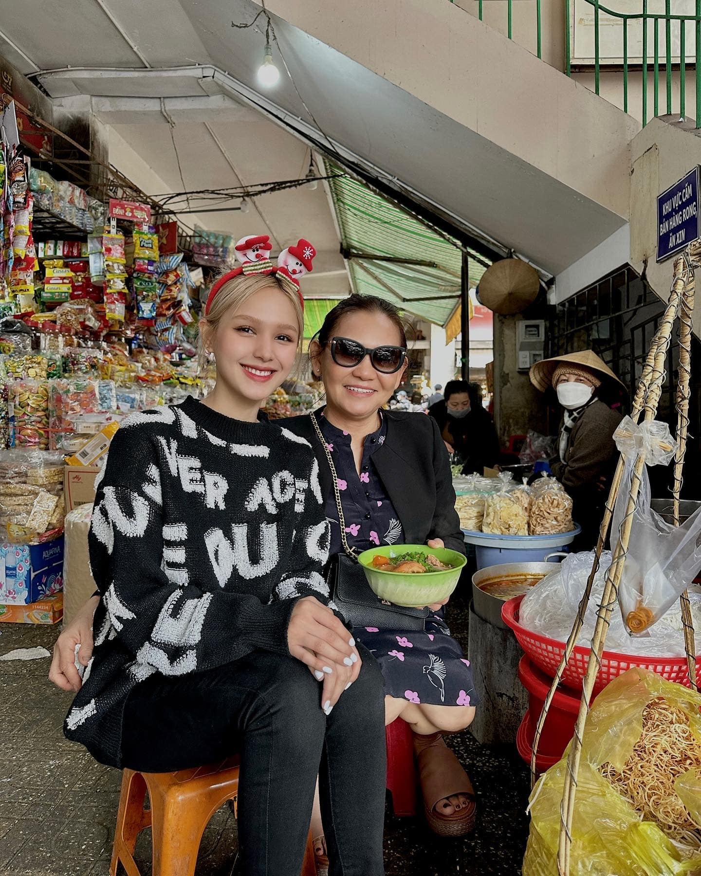 Xoài Non cùng mẹ chồng đi ăn vỉa hè (Ảnh: FBNV)