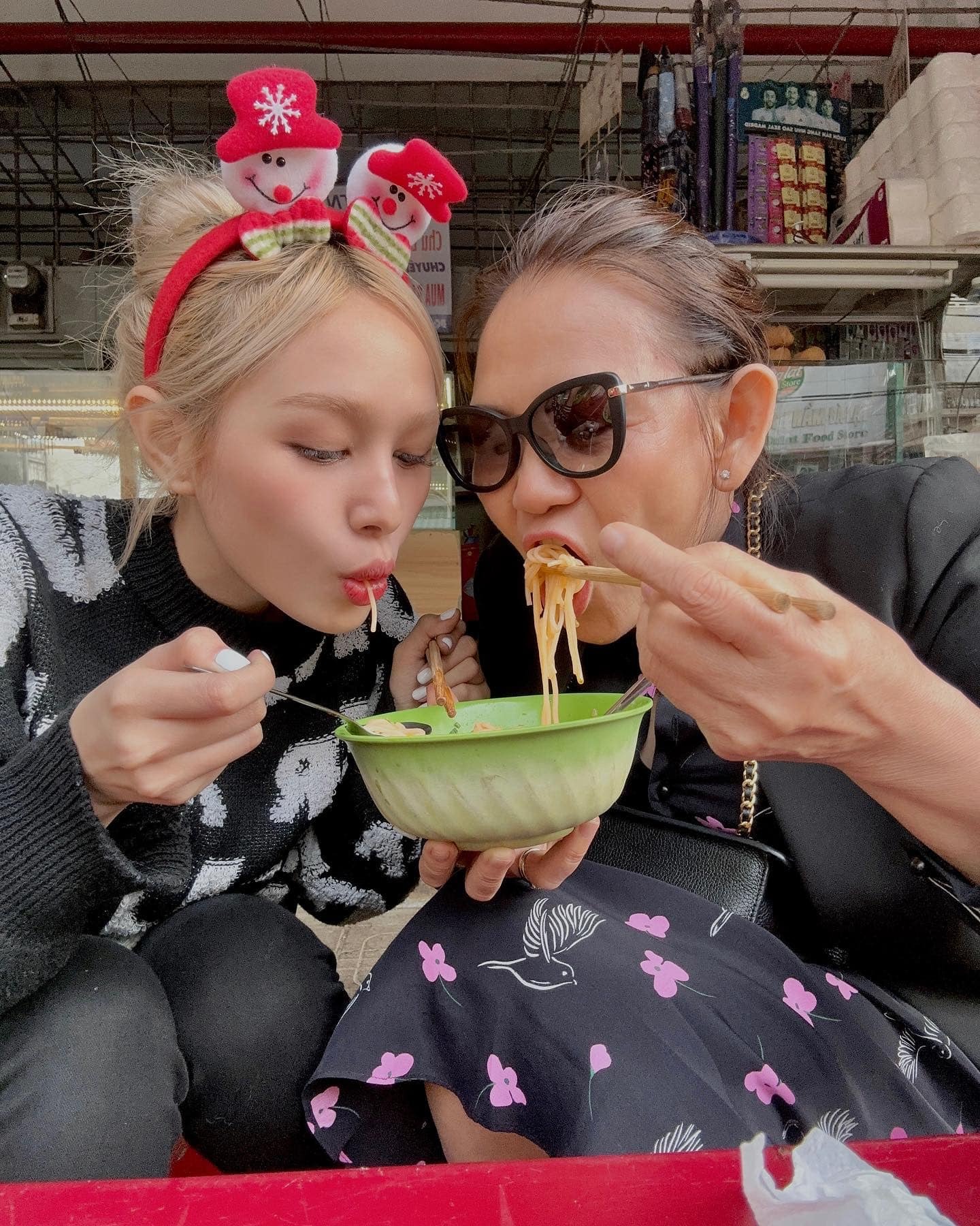 2 mẹ con nhà Xoài Non ăn chung 1 bát (Ảnh: FBNV)