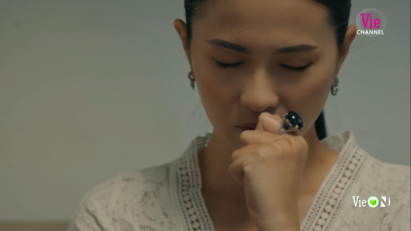 'Phụ nữ bình thường, thì sẽ gầy dựng quỹ đen sau lưng các ông chồng. Còn phụ nữ của ông trùm, thì sẽ gầy dựng thế lực của riêng mình”, 1 lời thoại của Thuỳ Trang trong phim.