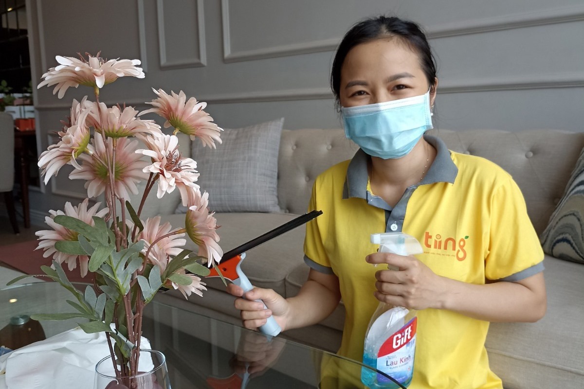 Do đặc thù công việc cuối năm bận rộn, nhiều gia đình chọn dịch vụ dọn nhà để tiết kiệm thời gian, công sức. Ảnh: Báo Lao Động