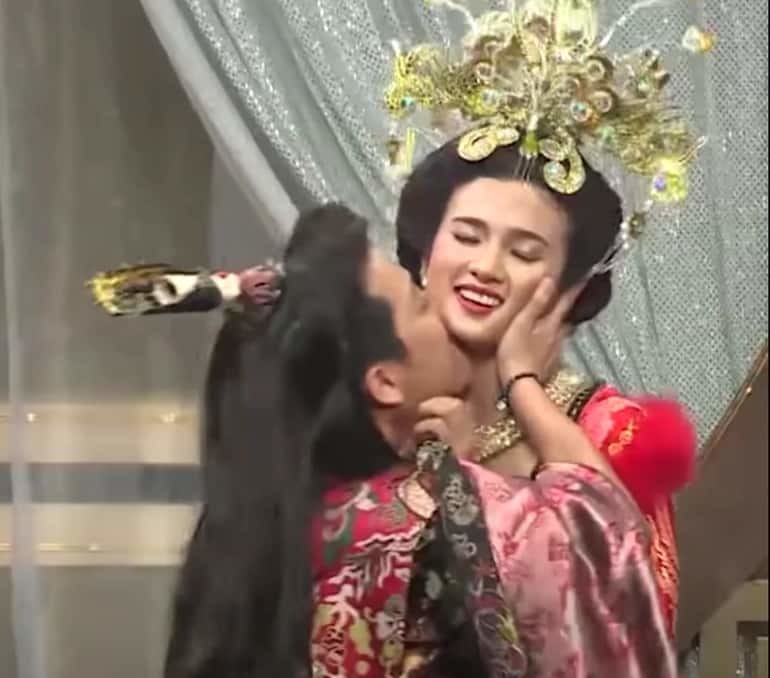 Trường Giang từng hôn lên má của Hứa Kim Tuyền (Ảnh: Chụp màn hình) Trường Giang từng hôn lên má của Hứa Kim Tuyền (Ảnh: Chụp màn hình)