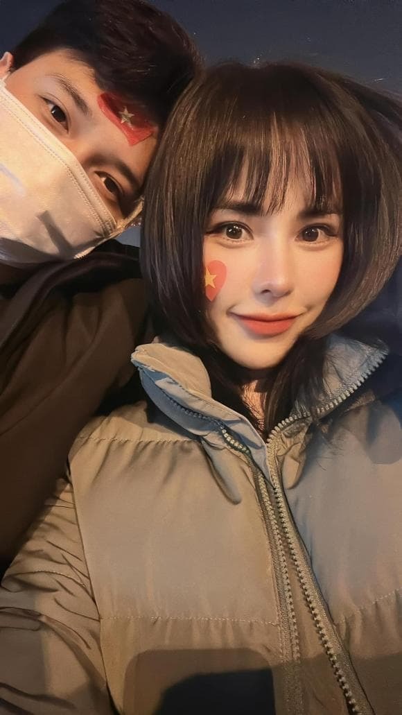 Mặc dù lệch tuổi nhưng họ vẫn được nhận xét tương xứng về mặt ngoại hình (Ảnh: FBNV) Mặc dù lệch tuổi nhưng họ vẫn được nhận xét tương xứng về mặt ngoại hình (Ảnh: FBNV)
