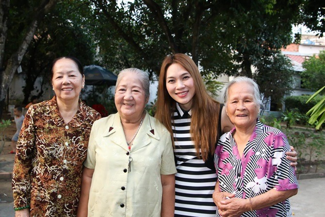 Mỹ Tâm chụp ảnh cùng các nghệ sĩ trong Viện dưỡng lão nghệ sĩ (Ảnh: FBNV) Mỹ Tâm chụp ảnh cùng các nghệ sĩ trong Viện dưỡng lão nghệ sĩ (Ảnh: FBNV)