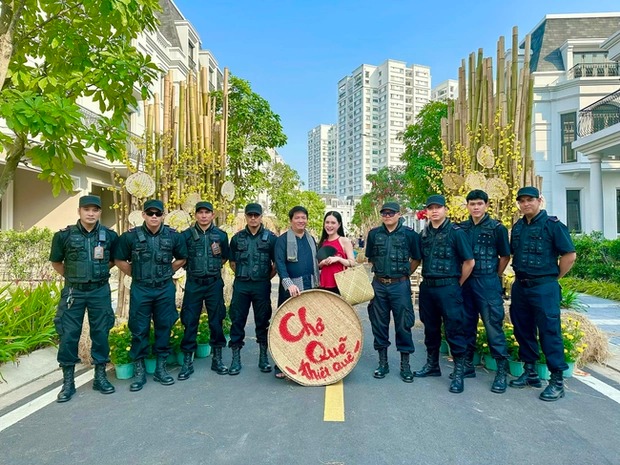 Đoàn Di Băng phải thuê bảo vệ để giữ tình hình ổn định khu chợ của mình (Ảnh: FBNV) Đoàn Di Băng phải thuê bảo vệ để giữ tình hình ổn định khu chợ của mình (Ảnh: FBNV)