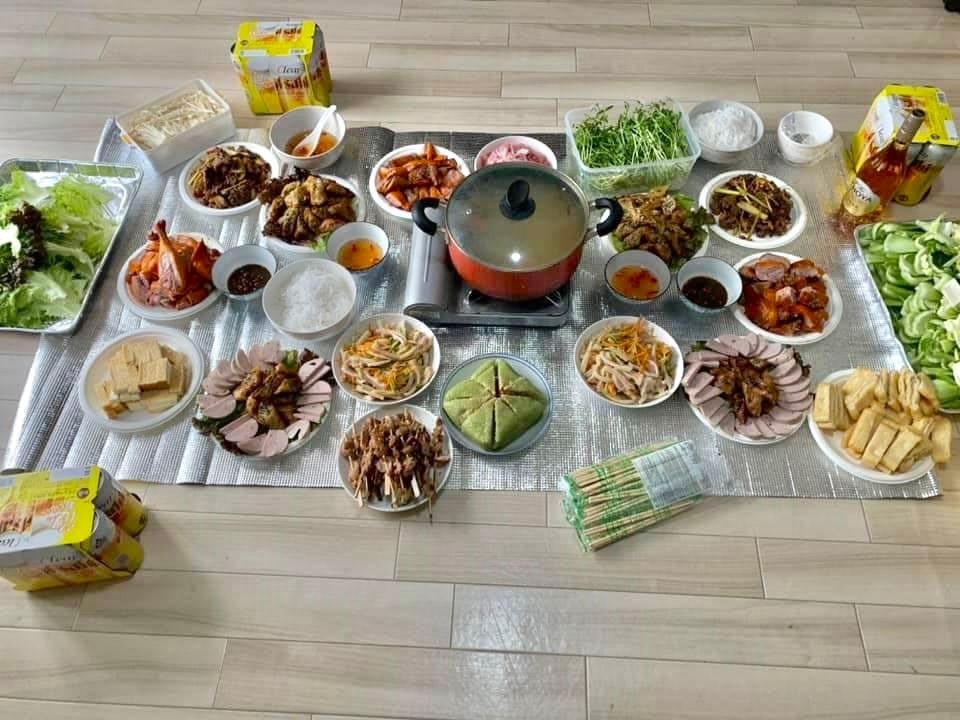 Mâm cơm với những món ăn truyền thống ngày Tết của chị Liên và các bạn thực tập sinh bên Nhật Bản.