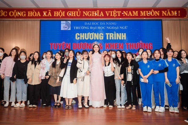 Hoa hậu Thanh Thủy chụp ảnh giao lưu cùng với các bạn trong trường (Ảnh: Internet) Hoa hậu Thanh Thủy chụp ảnh giao lưu cùng với các bạn trong trường (Ảnh: Internet)