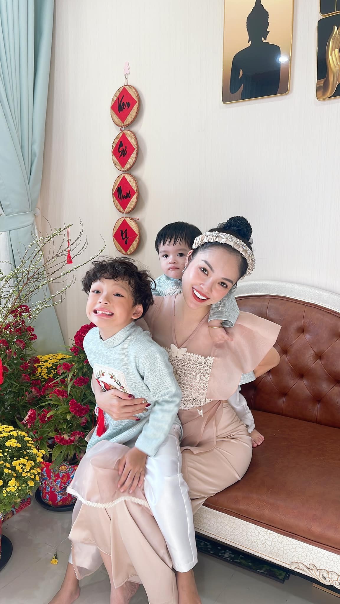 Dương Cẩm Lynh và 2 con (Ảnh: FBNV)