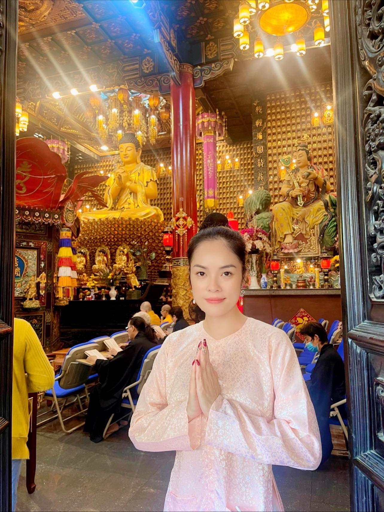 Dương Cẩm Lynh đi chùa tĩnh tâm nhân dịp năm mới (Ảnh: FBNV)
