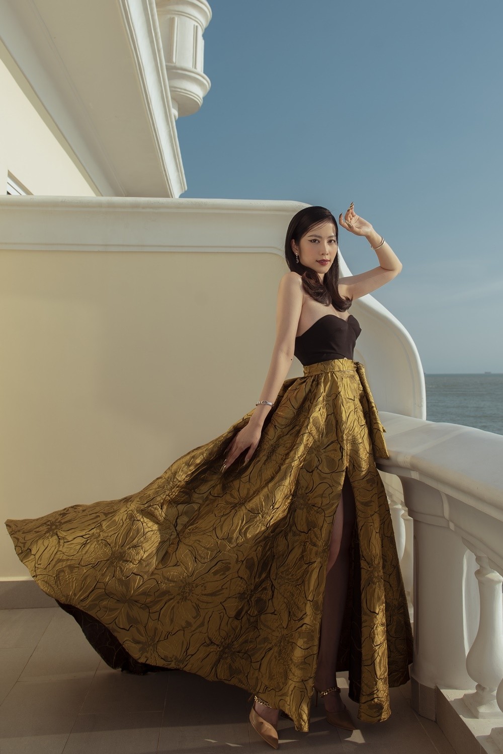 Nam Em là mỹ nhân tài sắc nhưng những phát ngôn và chuyện đời tư của cô khiến nhiều người không khỏi ngán ngẩm (Ảnh: FBNV)