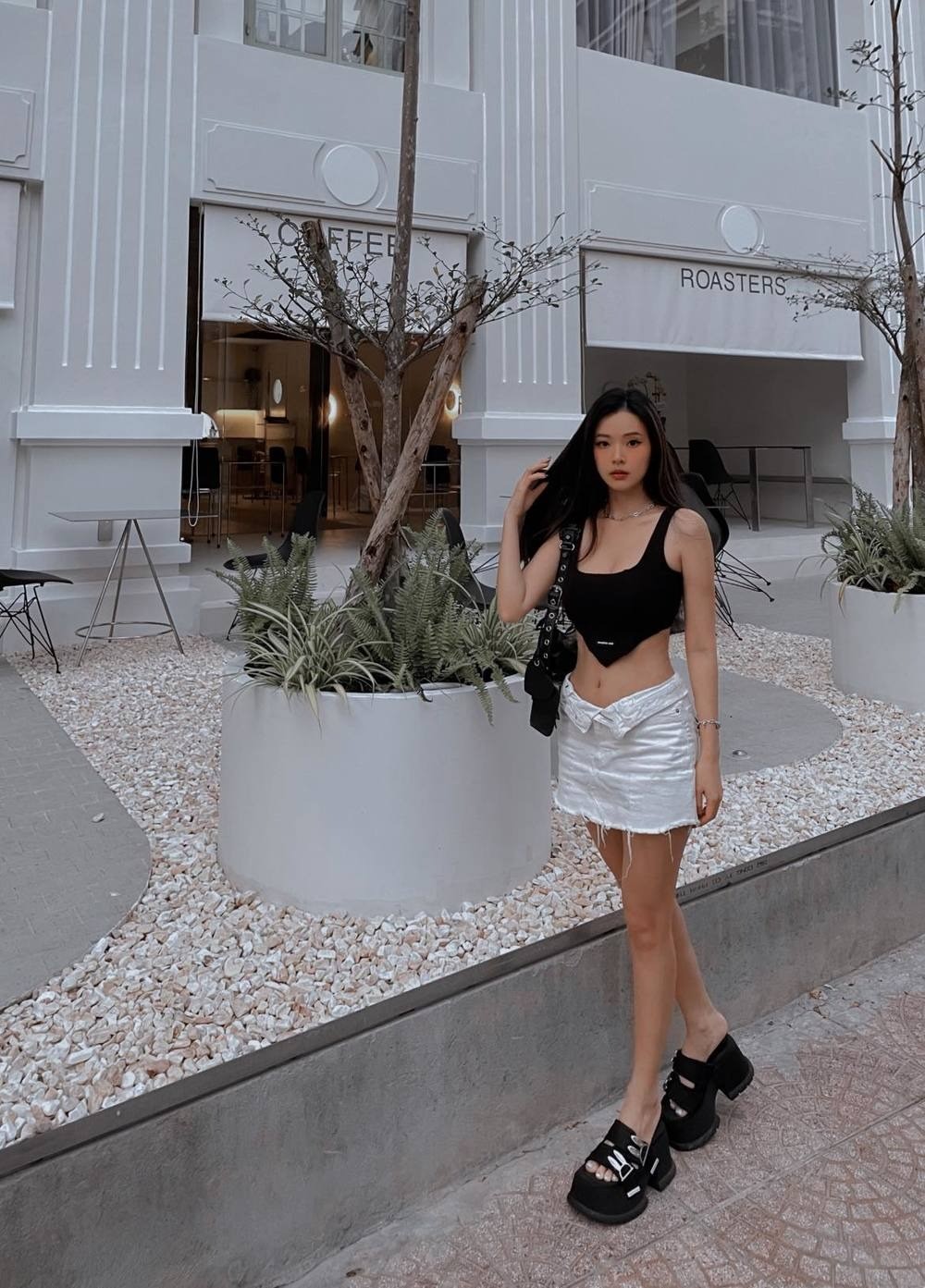 Midu diện áo crop-top mix cùng chiếc váy ngắn khoe trọn vóc dáng chuẩn (Ảnh: FBNV)