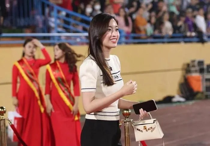 Đỗ Mỹ Linh thường xuyên xuất hiện ở sân bóng để cổ vũ cho CLB của ông xã (Ảnh: Internet) Đỗ Mỹ Linh thường xuyên xuất hiện ở sân bóng để cổ vũ cho CLB của ông xã (Ảnh: Internet)