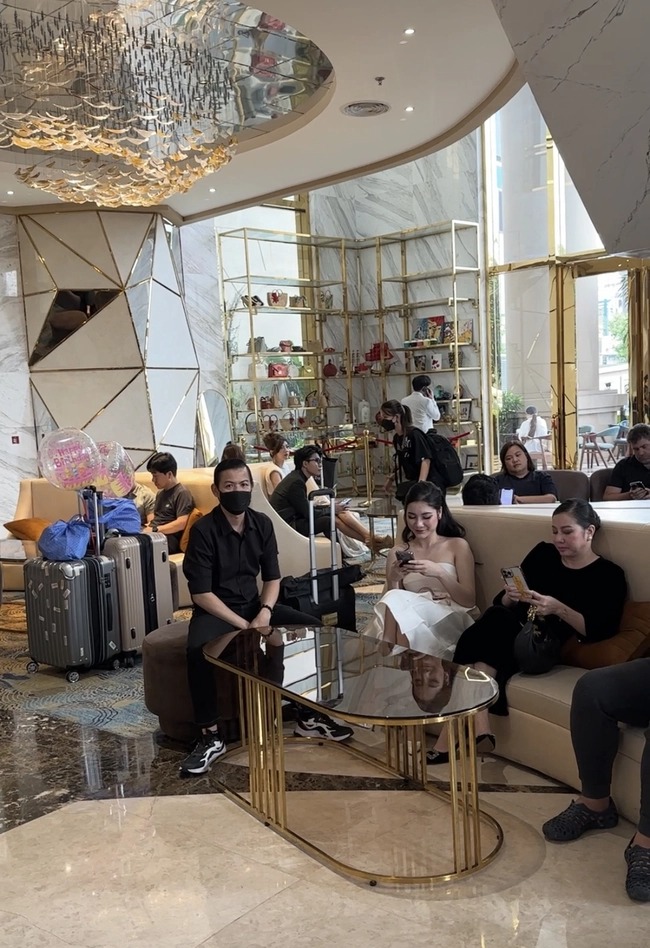 Nhiều thí sinh mang theo ekip để chuẩn bị cho buổi họp báo nhưng bị hủy (Ảnh: Internet) Nhiều thí sinh mang theo ekip để chuẩn bị cho buổi họp báo nhưng bị hủy (Ảnh: Internet)