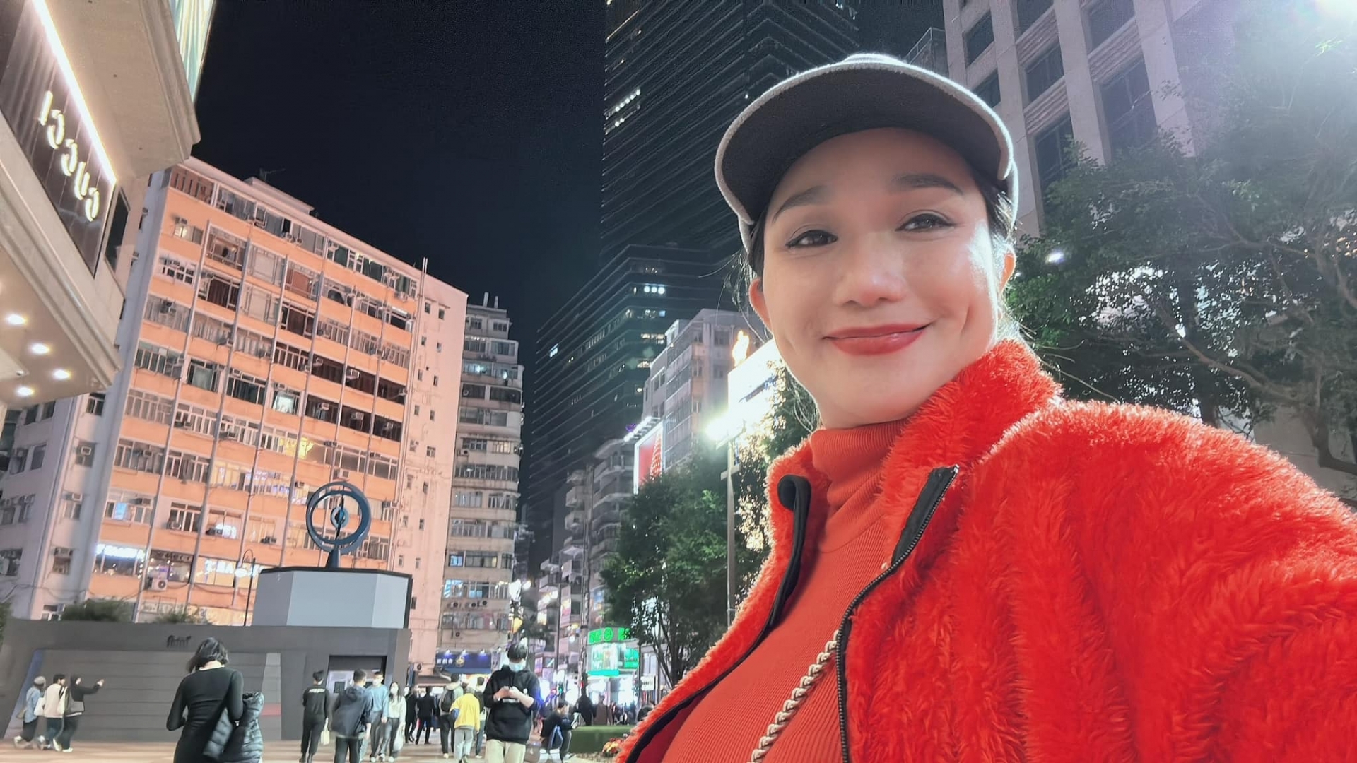 Tại Nhật Bản, người đẹp tranh thủ lưu lại từng khoảnh khắc (Ảnh: FBNV)